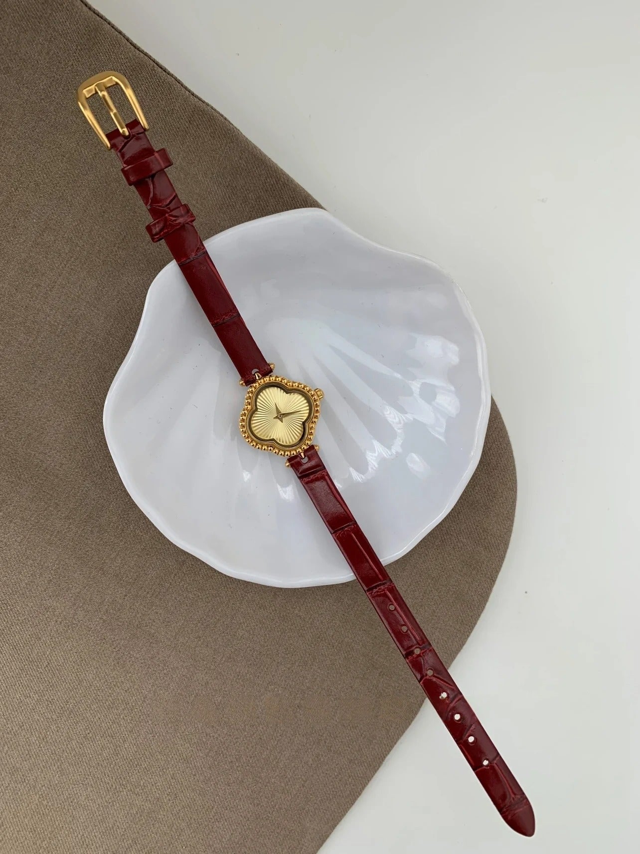 Vintage Luxury: Red Leather Clover Quartz Watch